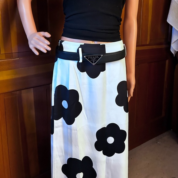 Black and White Floral Print Maxi Skirt - Picture 2 of 14
